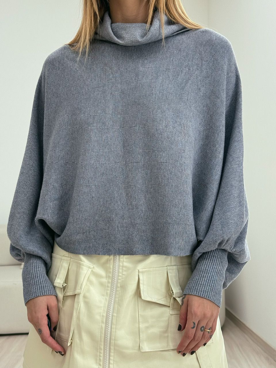BLUSA MODAL GOLA ALTA CINZA