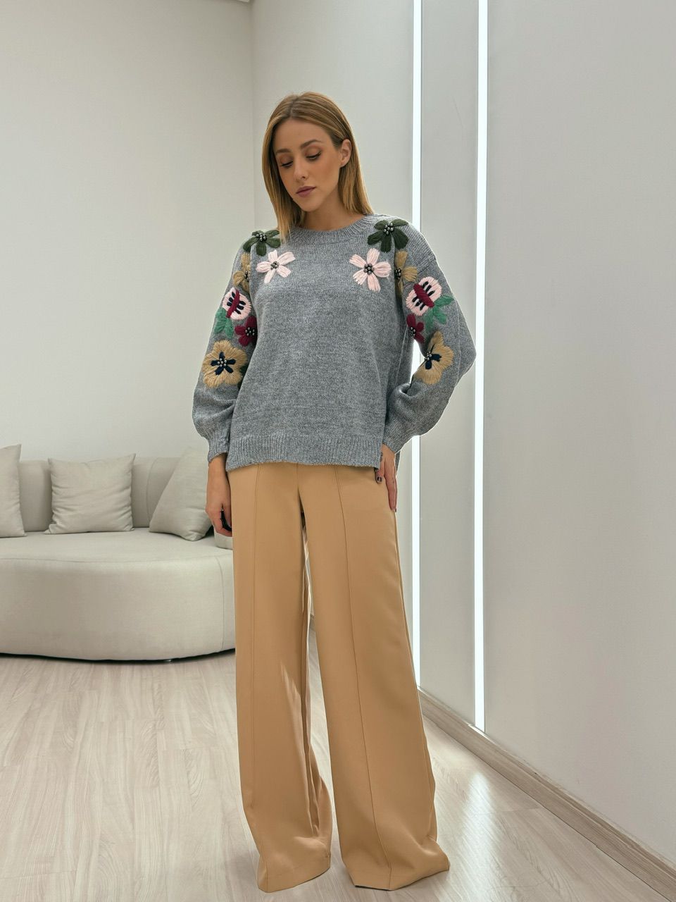 TRICOT FLOR BORDADA CINZA