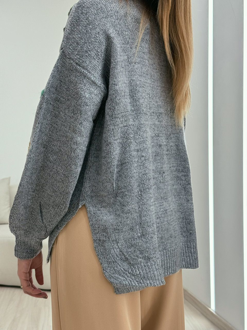 TRICOT FLOR BORDADA CINZA