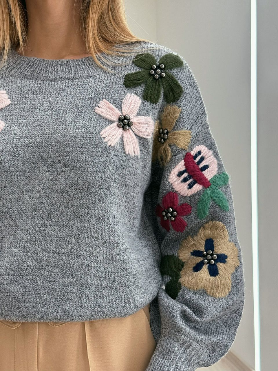 TRICOT FLOR BORDADA CINZA