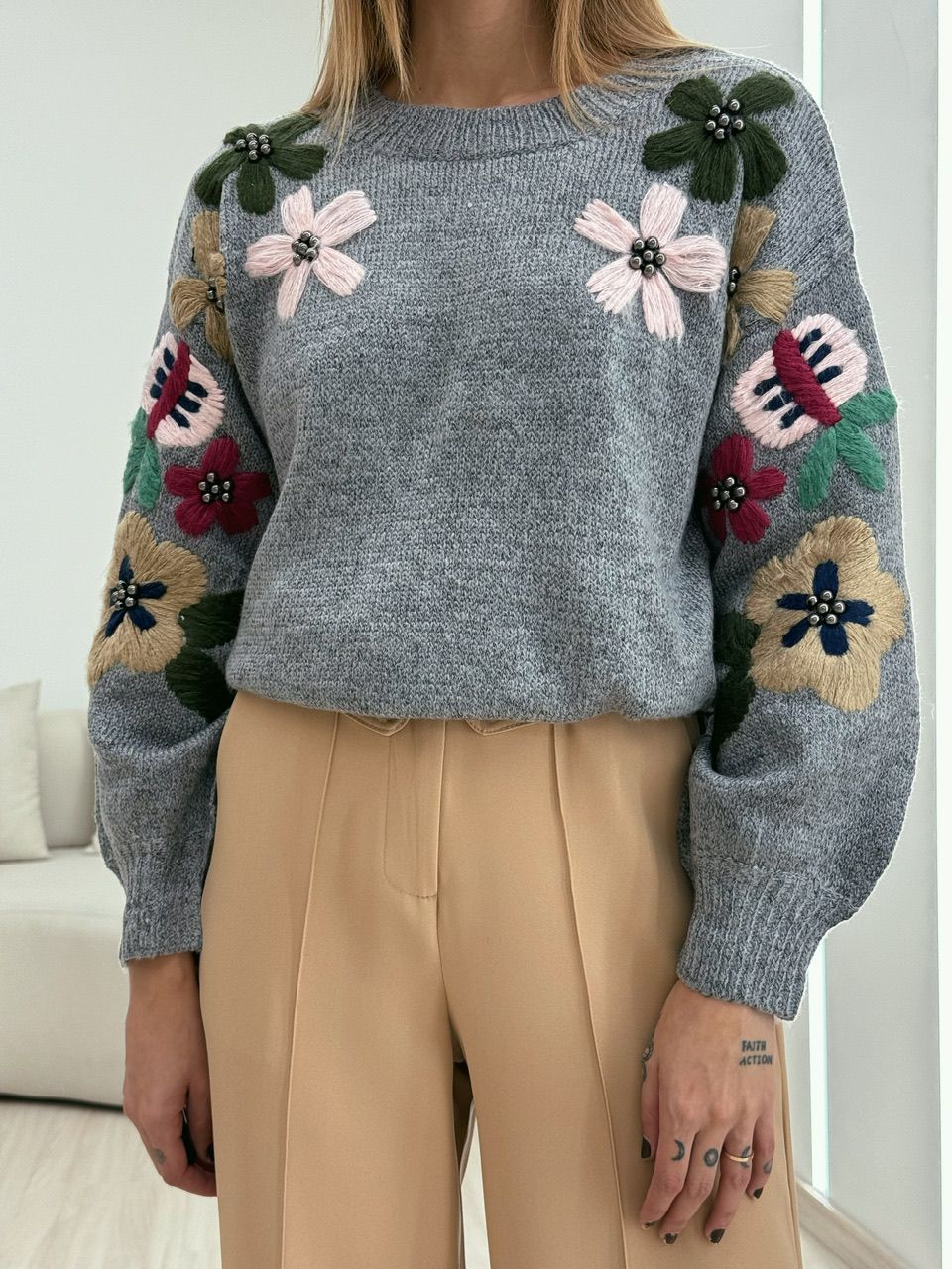 TRICOT FLOR BORDADA CINZA