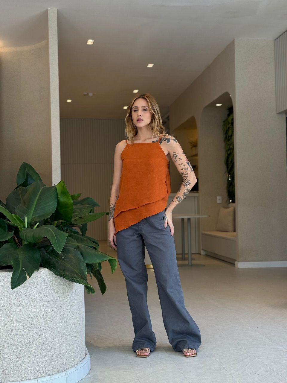 BLUSA ASSIMÉTRICA ALÇA CARAMELO