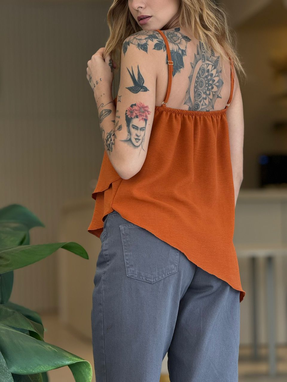 BLUSA ASSIMÉTRICA ALÇA CARAMELO