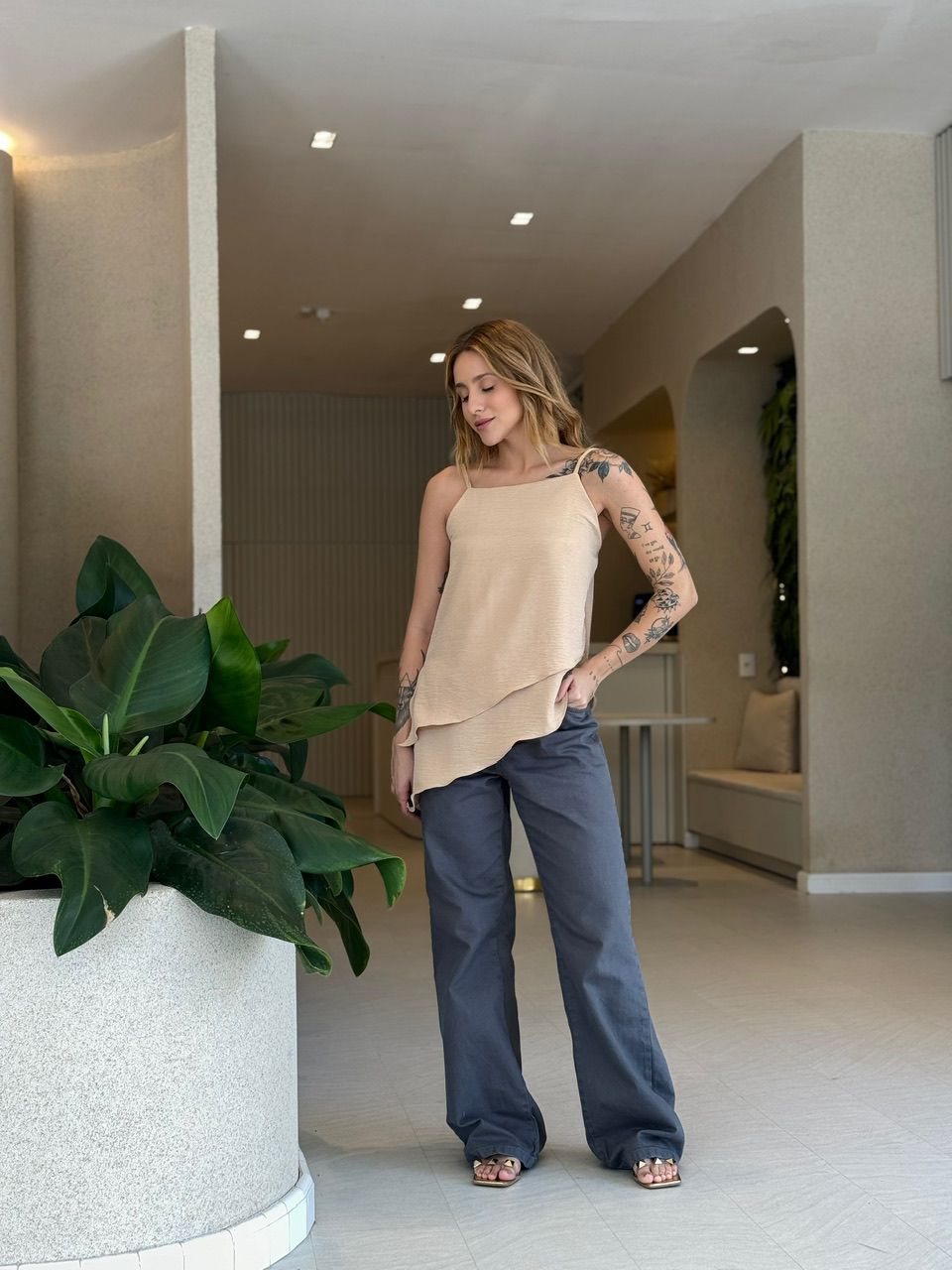 BLUSA ASSIMÉTRICA ALÇA NUDE - 0051810049 - CAROLLA FERRARO