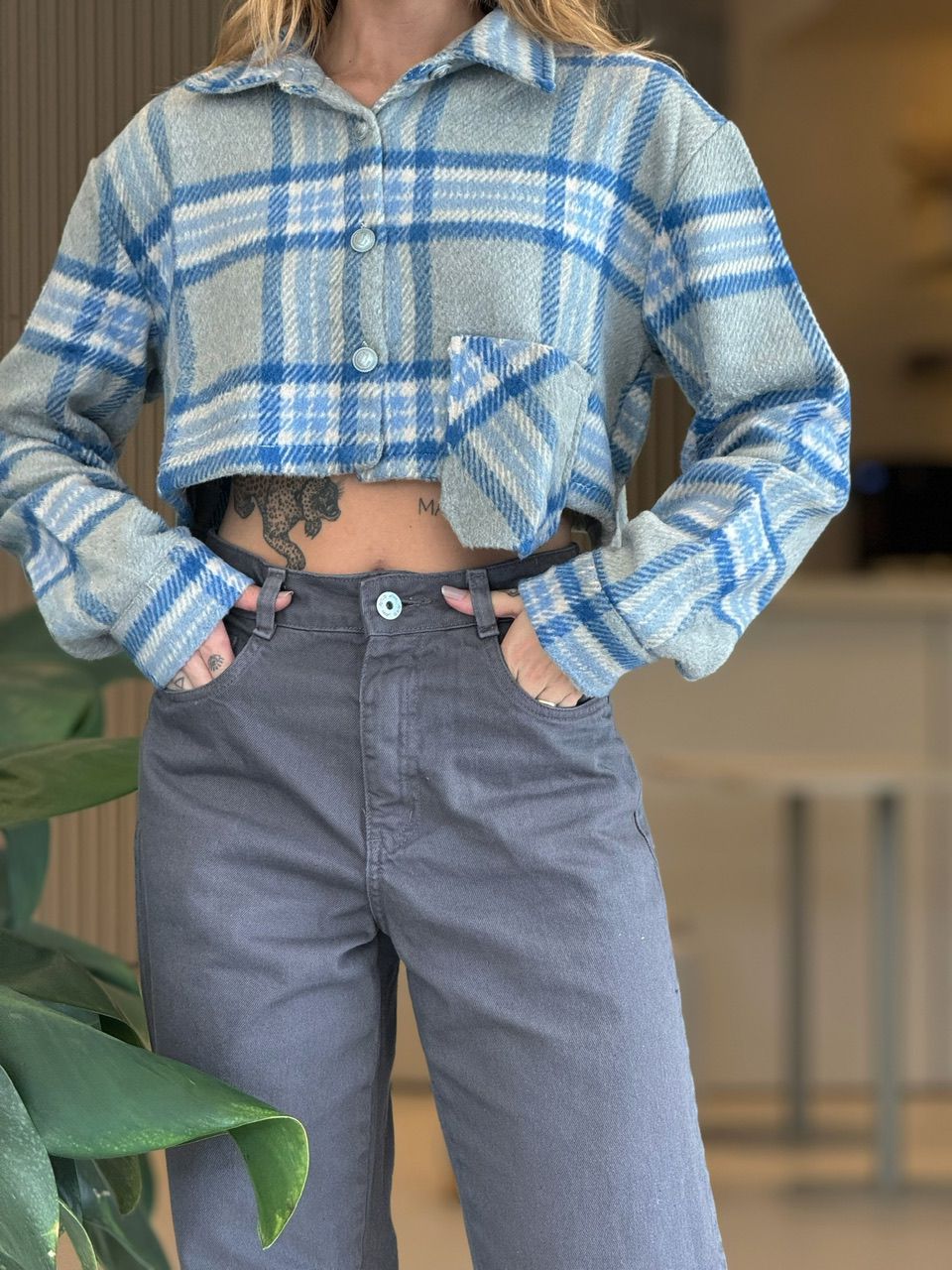 CAMISA CROPPED XADREZ CINZA