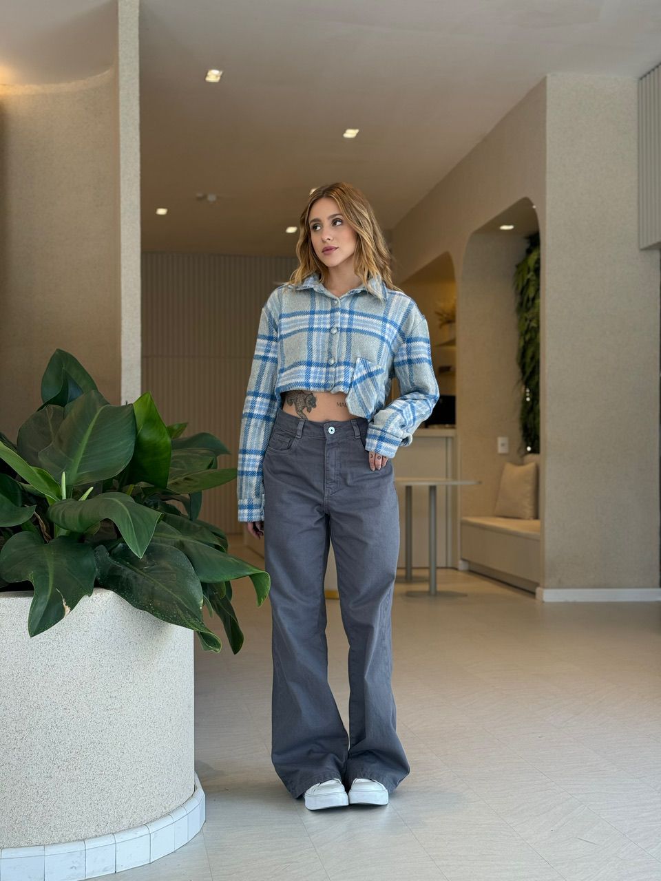 CAMISA CROPPED XADREZ CINZA