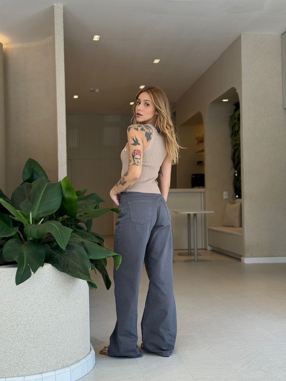 CROPPED BOTÕES DOURADOS NUDE