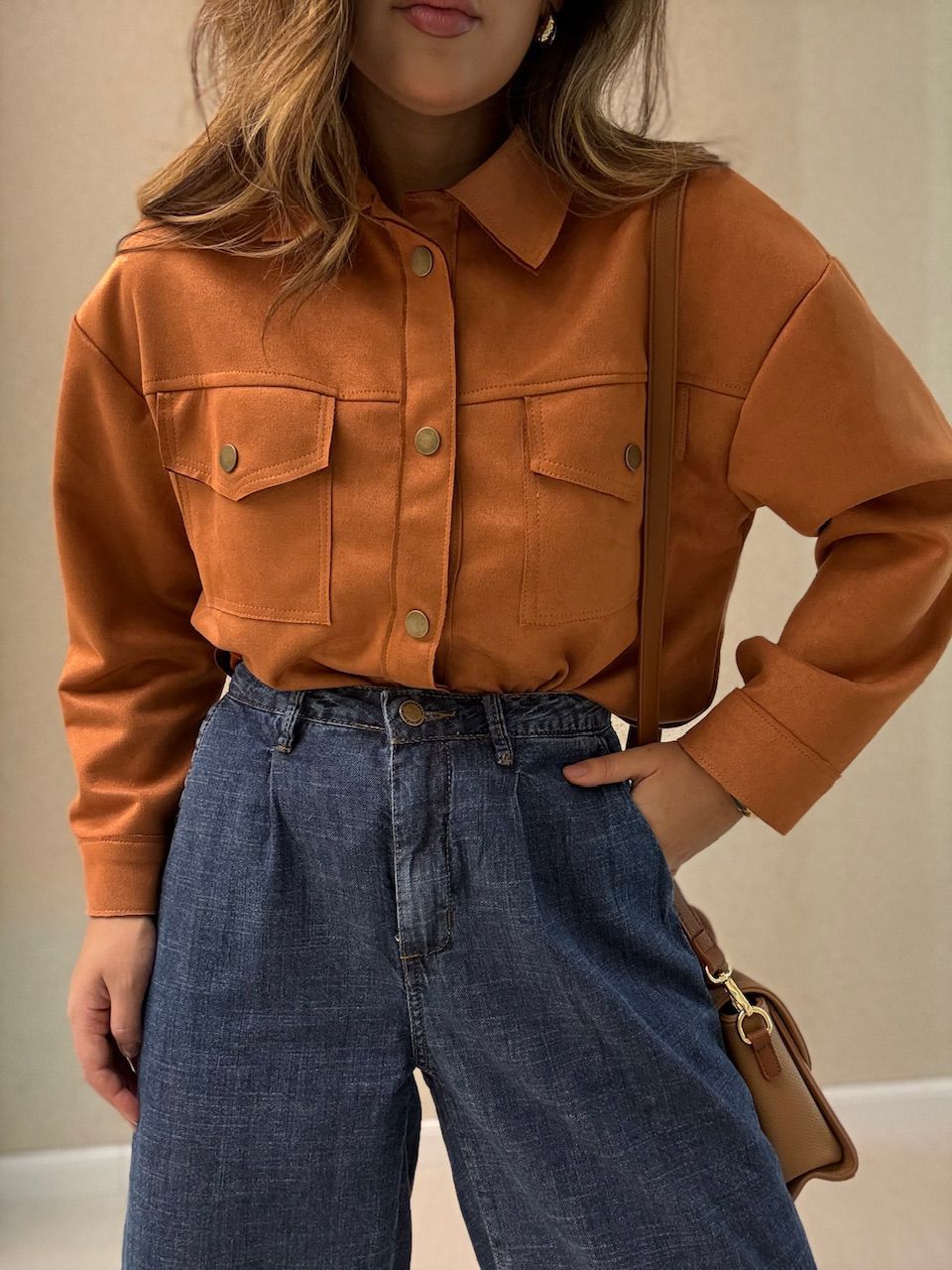 CAMISA FABIANA SUEDE CARAMELO - 0065310095 - CAROLLA FERRARO