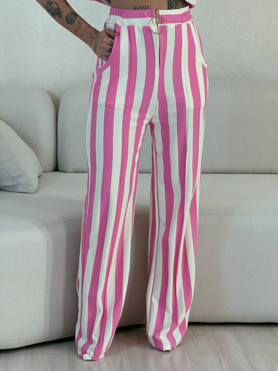 CALÇA ISABELA LISTRAS ROSA