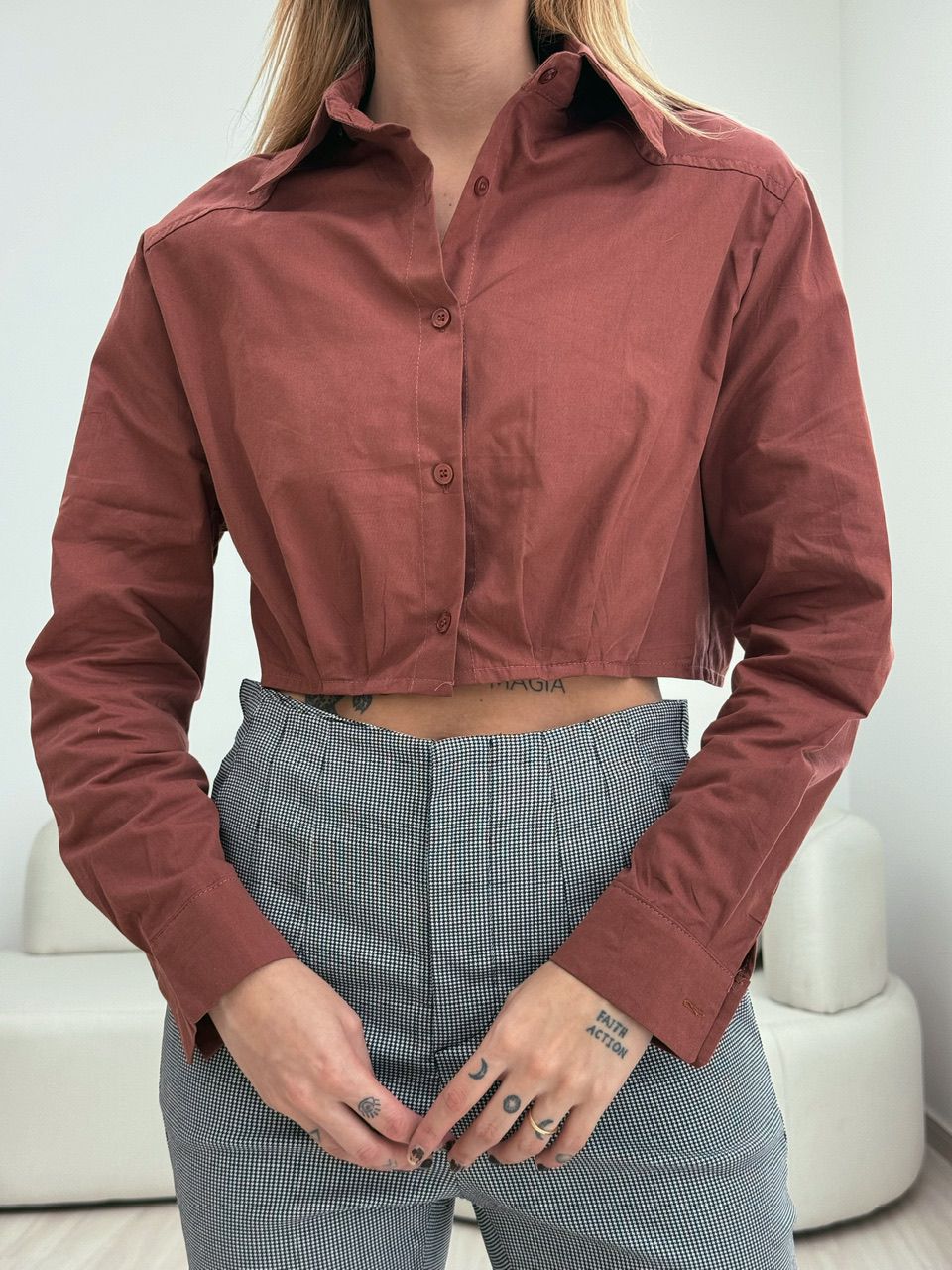 CAMISA CROPPED DANI MARROM