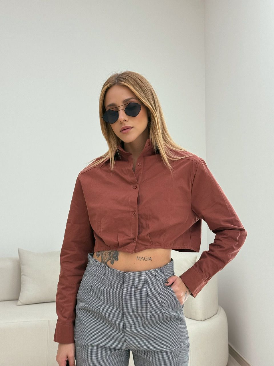 CAMISA CROPPED DANI MARROM - 0050690054 - CAROLLA FERRARO