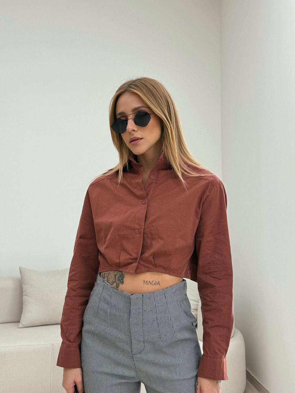 CAMISA CROPPED DANI MARROM