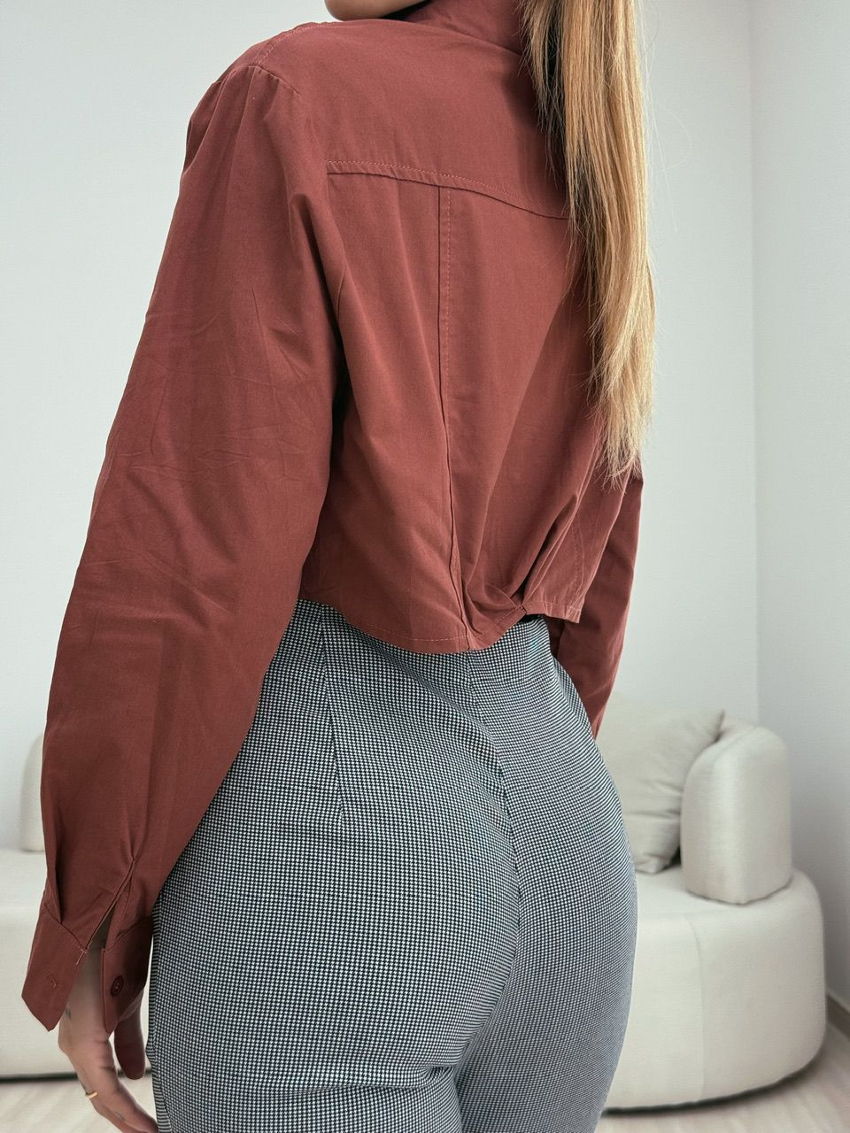 CAMISA CROPPED DANI MARROM