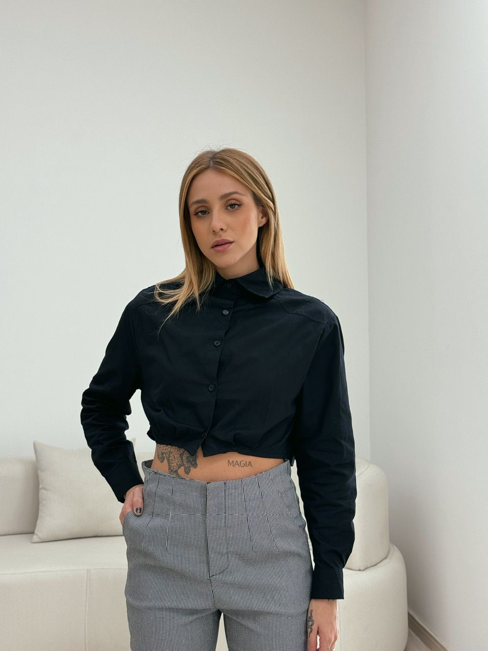 CAMISA CROPPED DANI PRETA