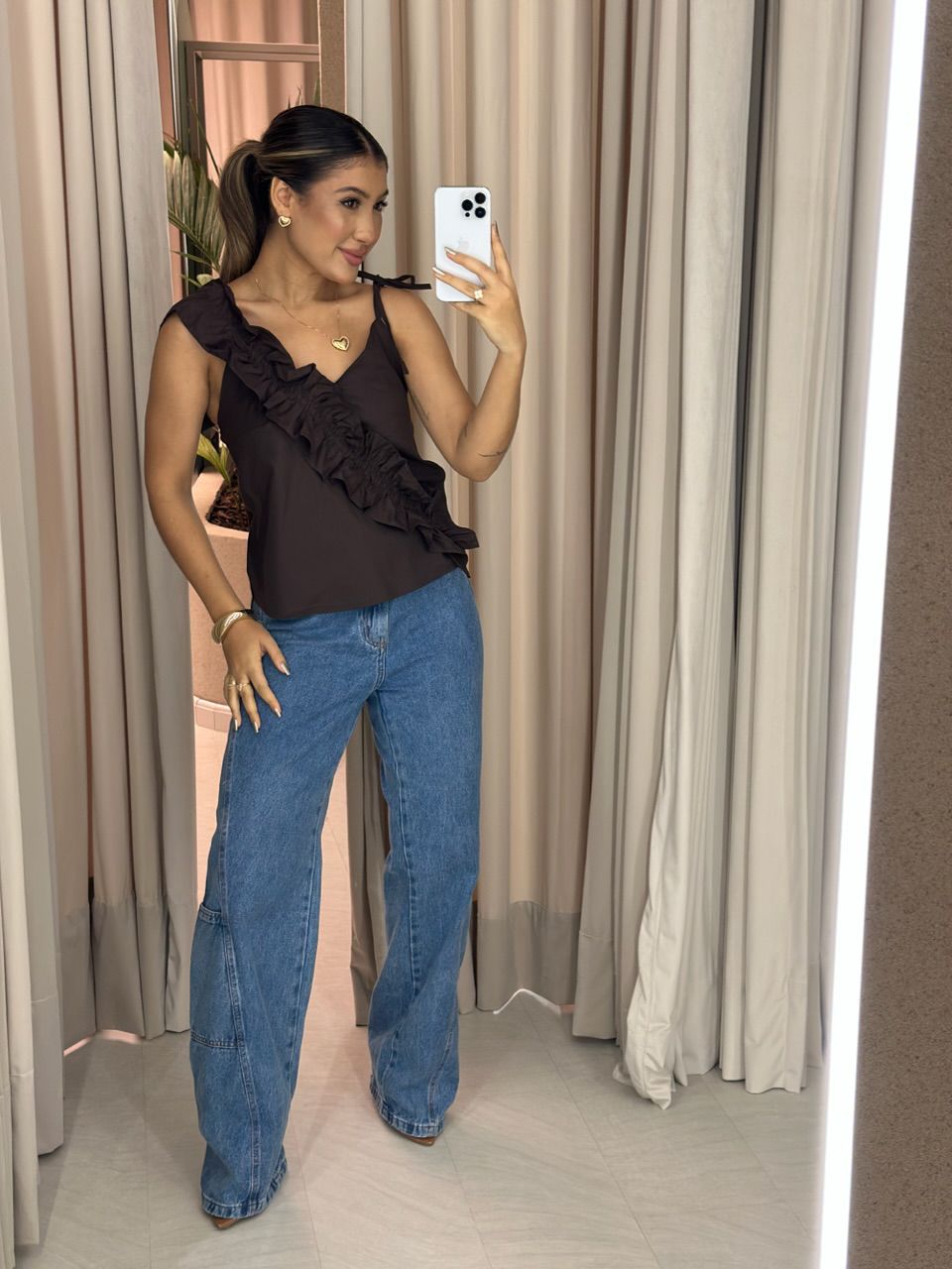 BLUSA TATIANA BABADO ASSIMÉTRICO MARROM - 00631100... - CAROLLA FERRARO