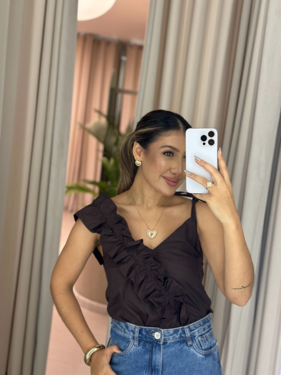 BLUSA TATIANA BABADO ASSIMÉTRICO MARROM