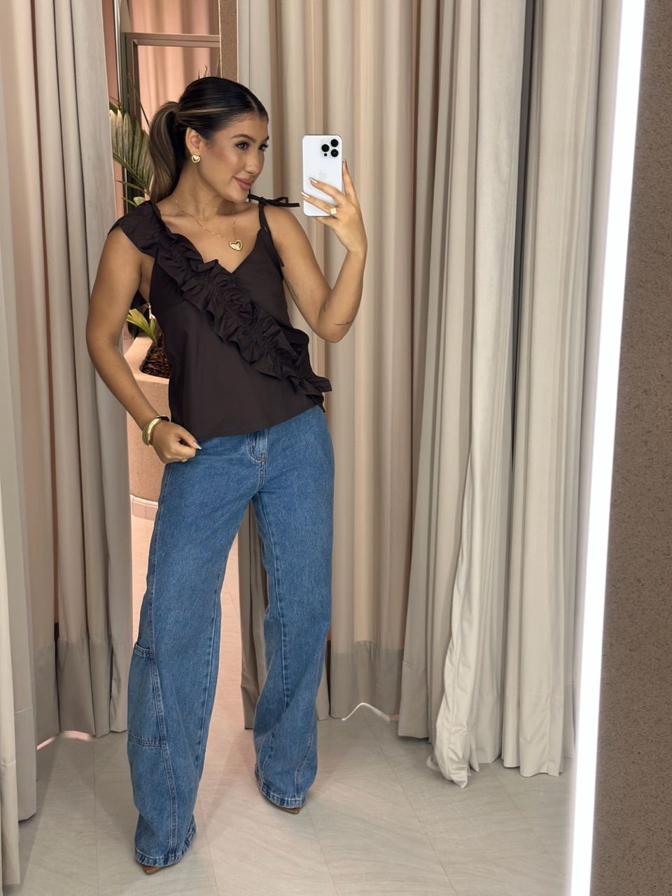 BLUSA TATIANA BABADO ASSIMÉTRICO MARROM
