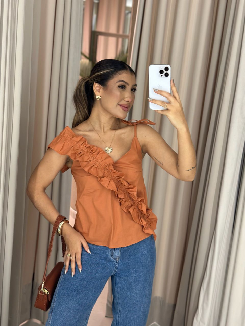 BLUSA TATIANA BABADO ASSIMÉTRICO TERRA COTA - 006... - CAROLLA FERRARO