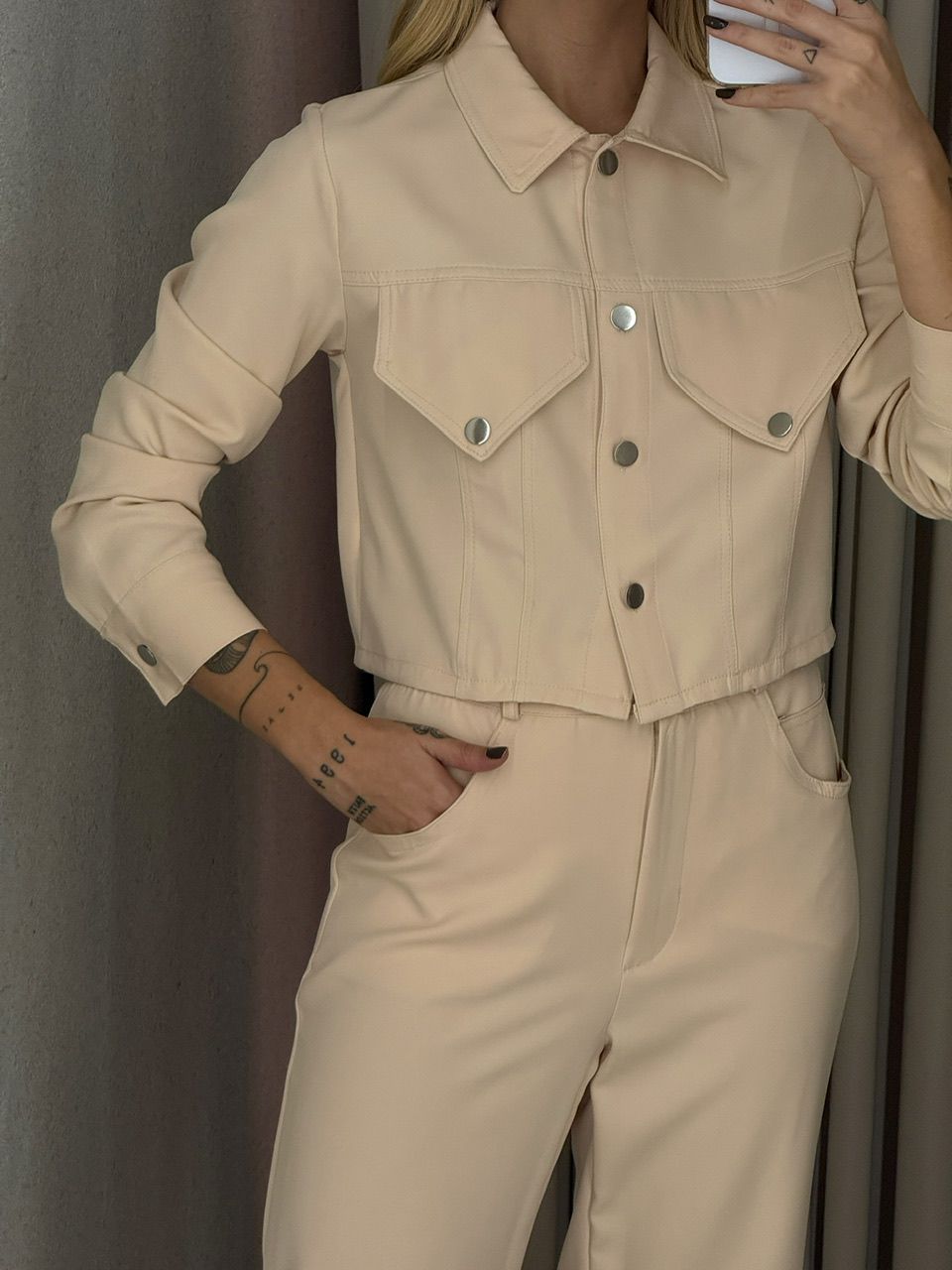 CONJUNTO NAMIE JAQUETA AREIA