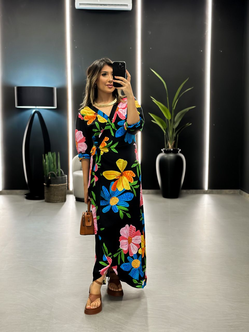VESTIDO FLORES COLOR PRETO
