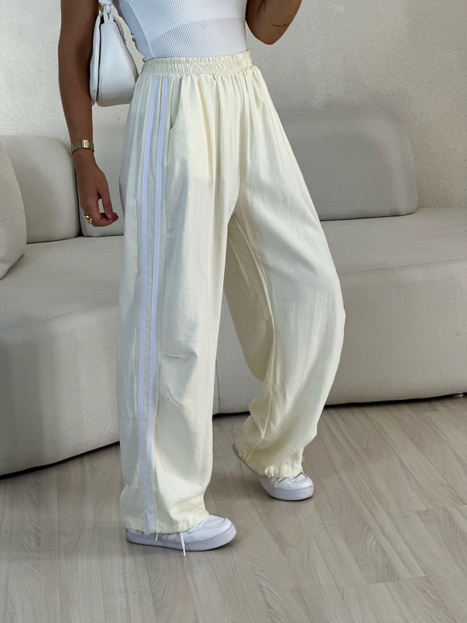 CALÇA VANESSA STREETWEAR YELLOW BUTTER - 005701037... - CAROLLA FERRARO