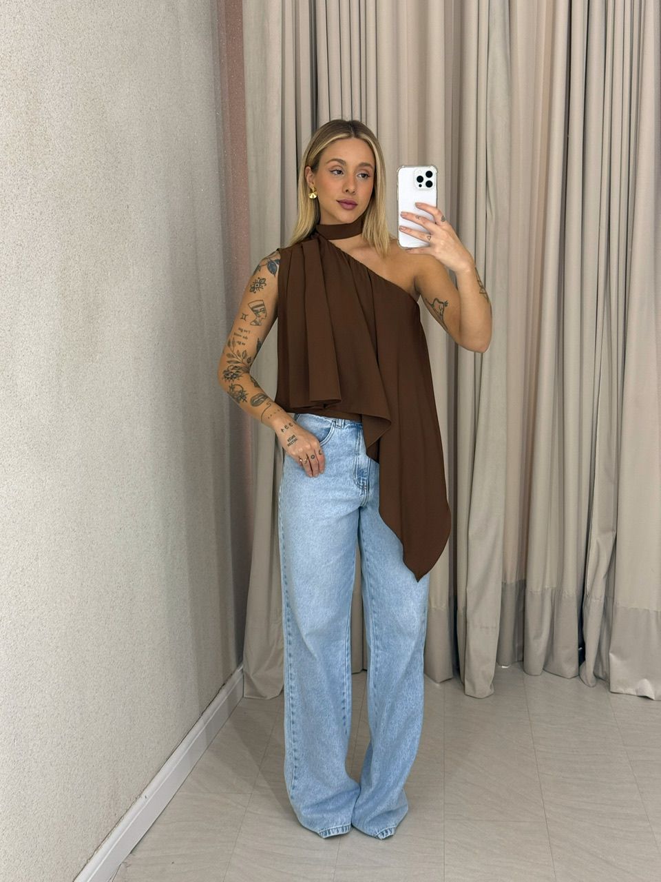 BLUSA ZOE GOLA ASSIMÉTRICA MARROM