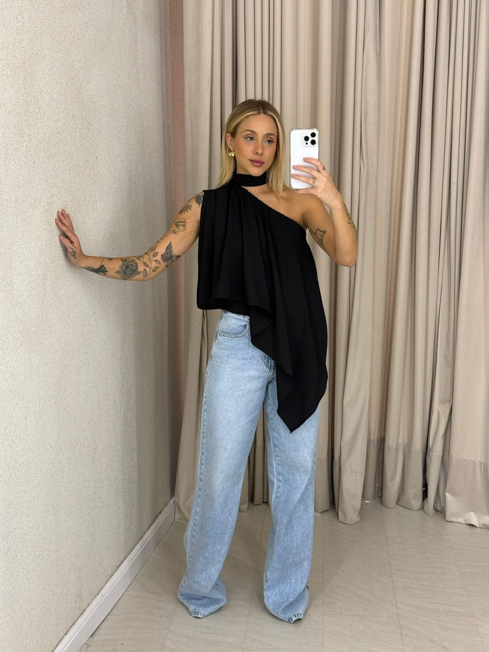 BLUSA ZOE GOLA ASSIMÉTRICA Preta