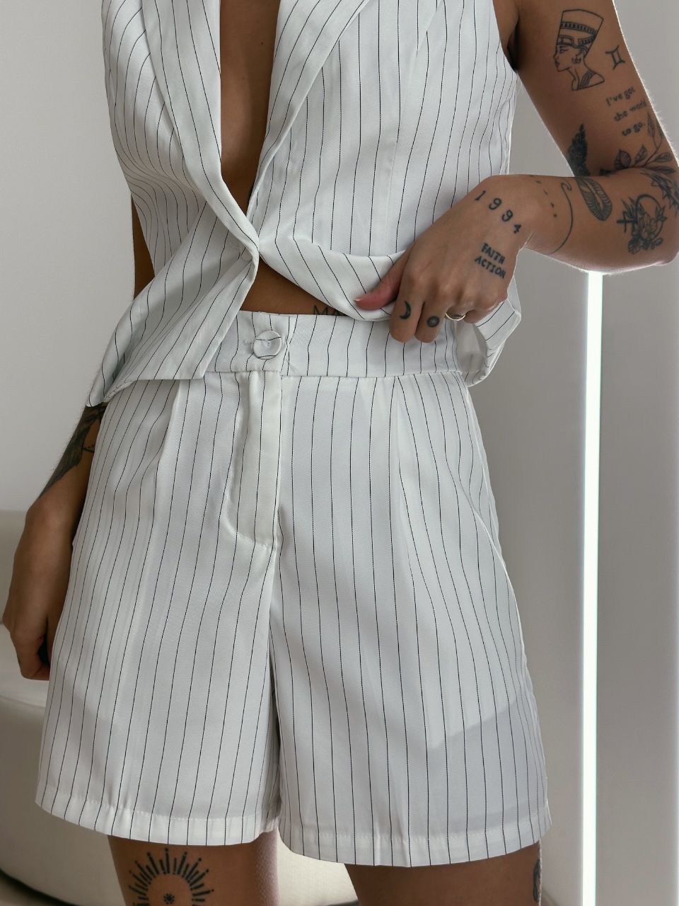 CONJUNTO LISTRADO COLETE SHORT BRANCO