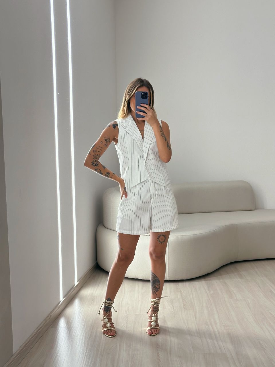 CONJUNTO LISTRADO COLETE SHORT BRANCO