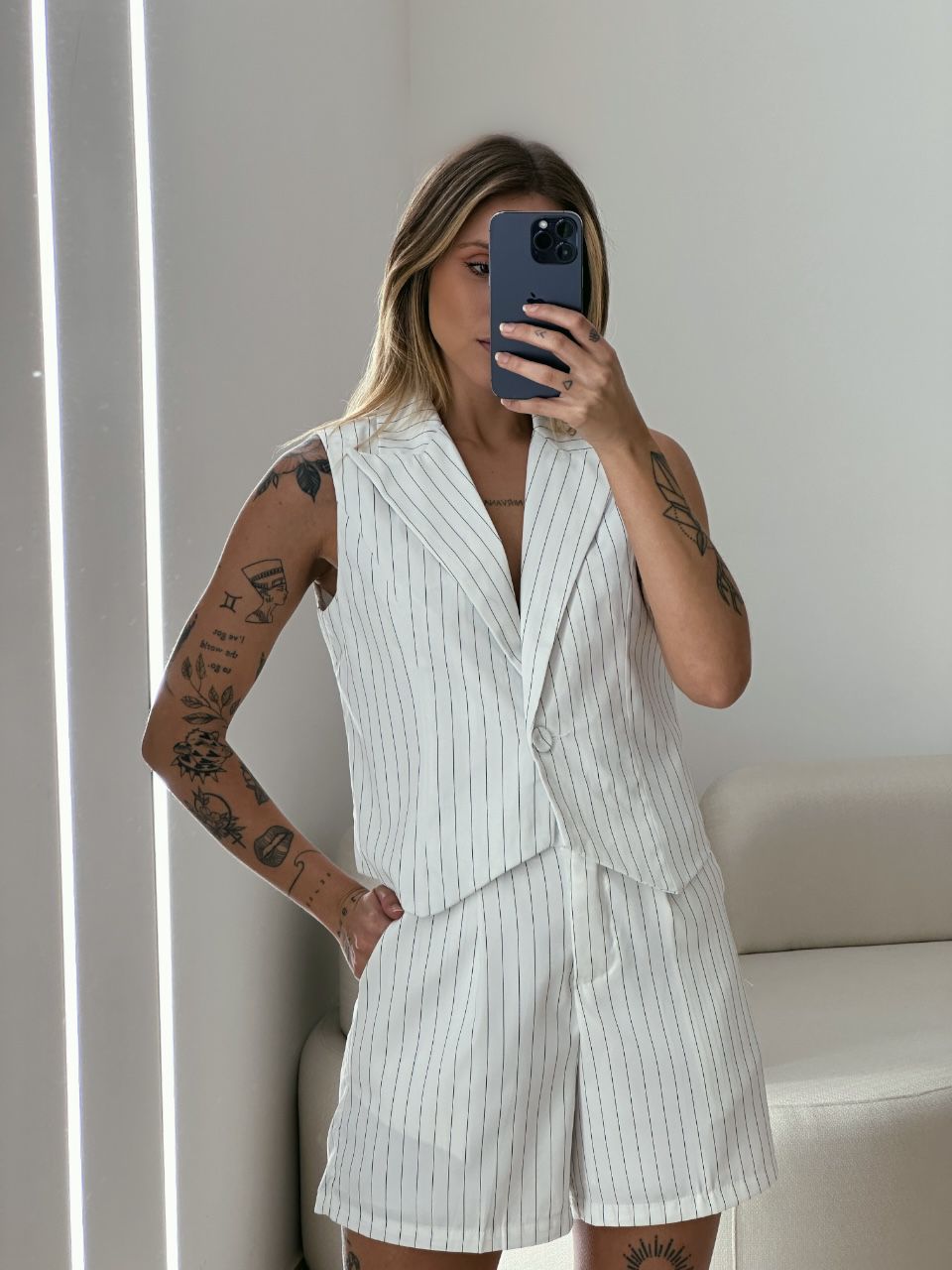 CONJUNTO LISTRADO COLETE SHORT BRANCO