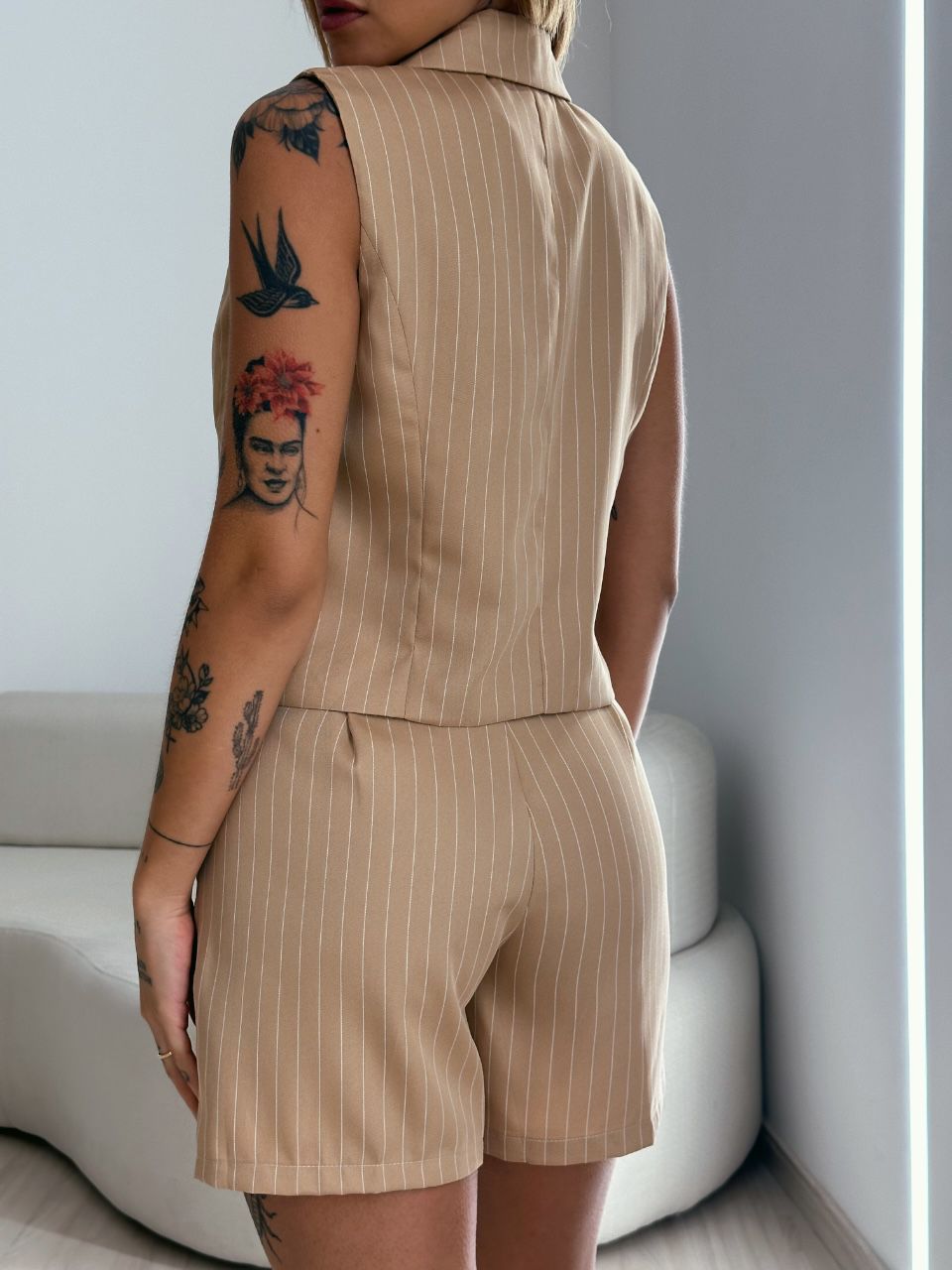 CONJUNTO LISTRADO COLETE SHORT NUDE
