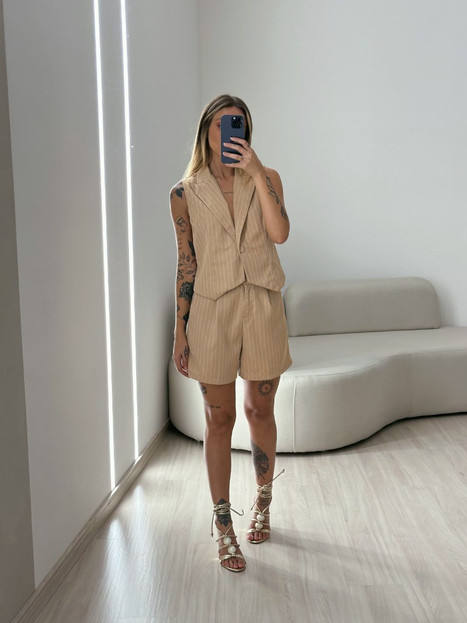 CONJUNTO LISTRADO COLETE SHORT NUDE
