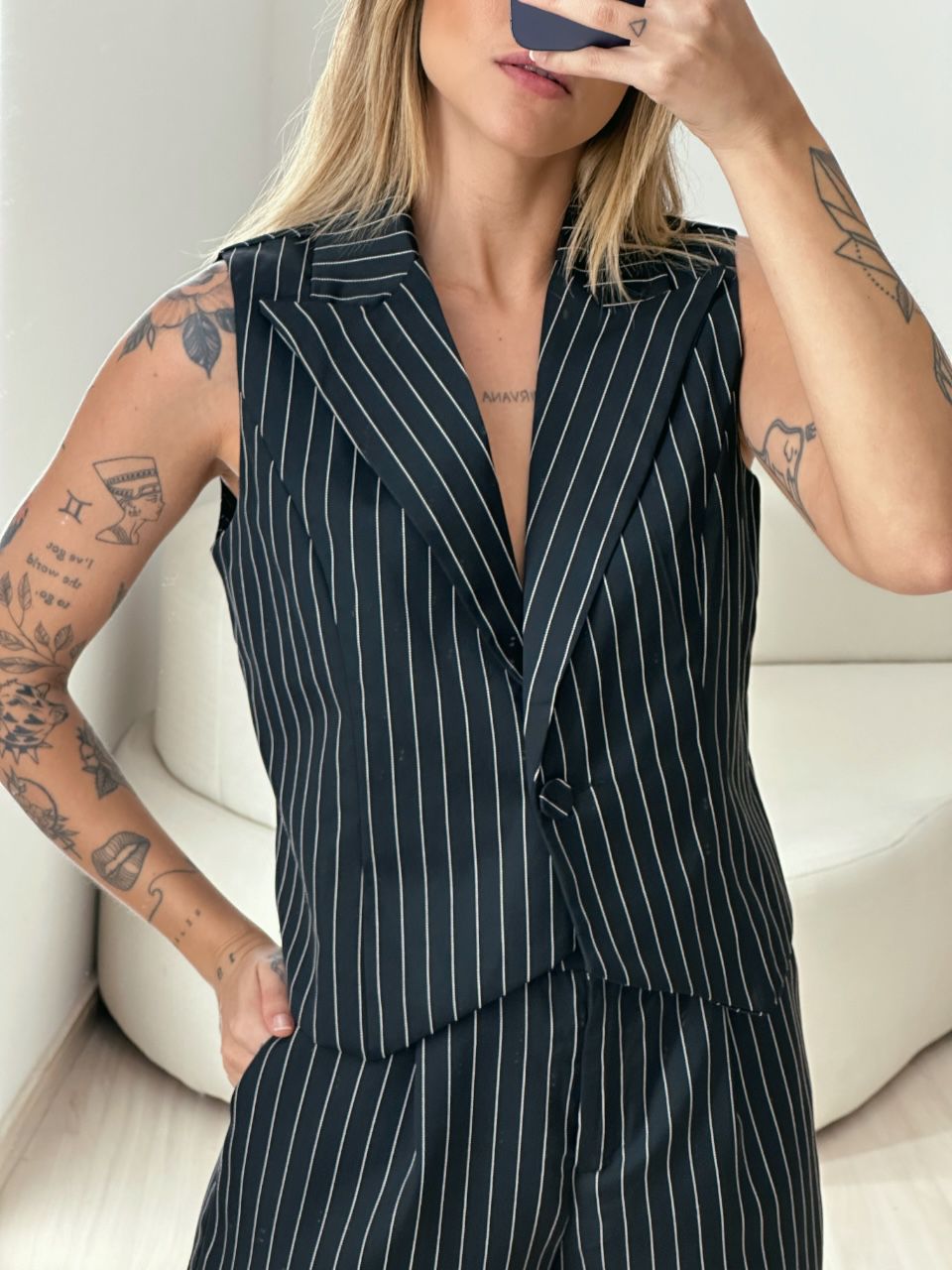 CONJUNTO LISTRADO COLETE SHORT PRETO