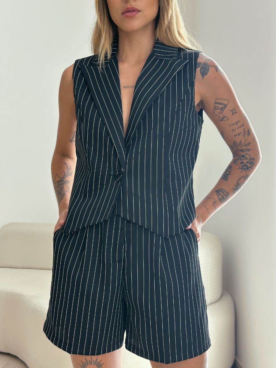 CONJUNTO LISTRADO COLETE SHORT PRETO