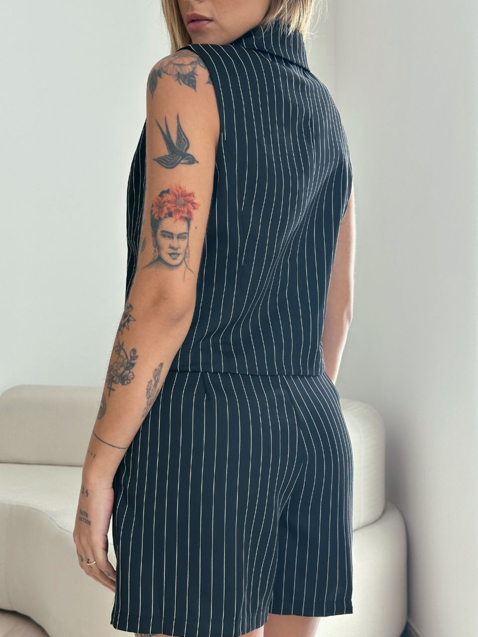 CONJUNTO LISTRADO COLETE SHORT PRETO
