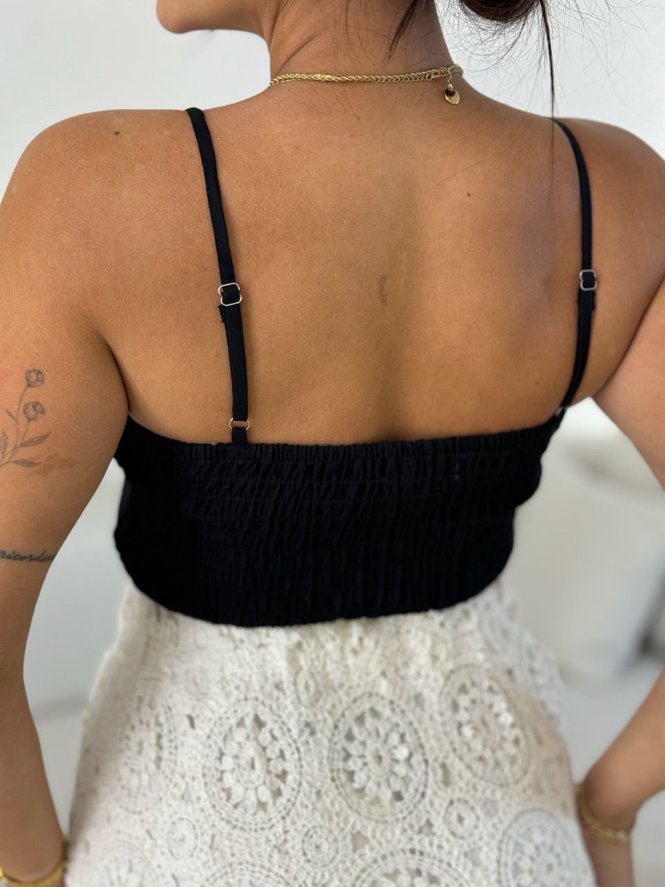 CROPPED MEL FLORES PRETO