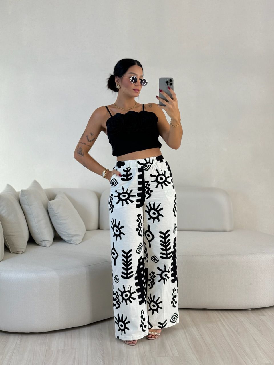 CROPPED MEL FLORES PRETO