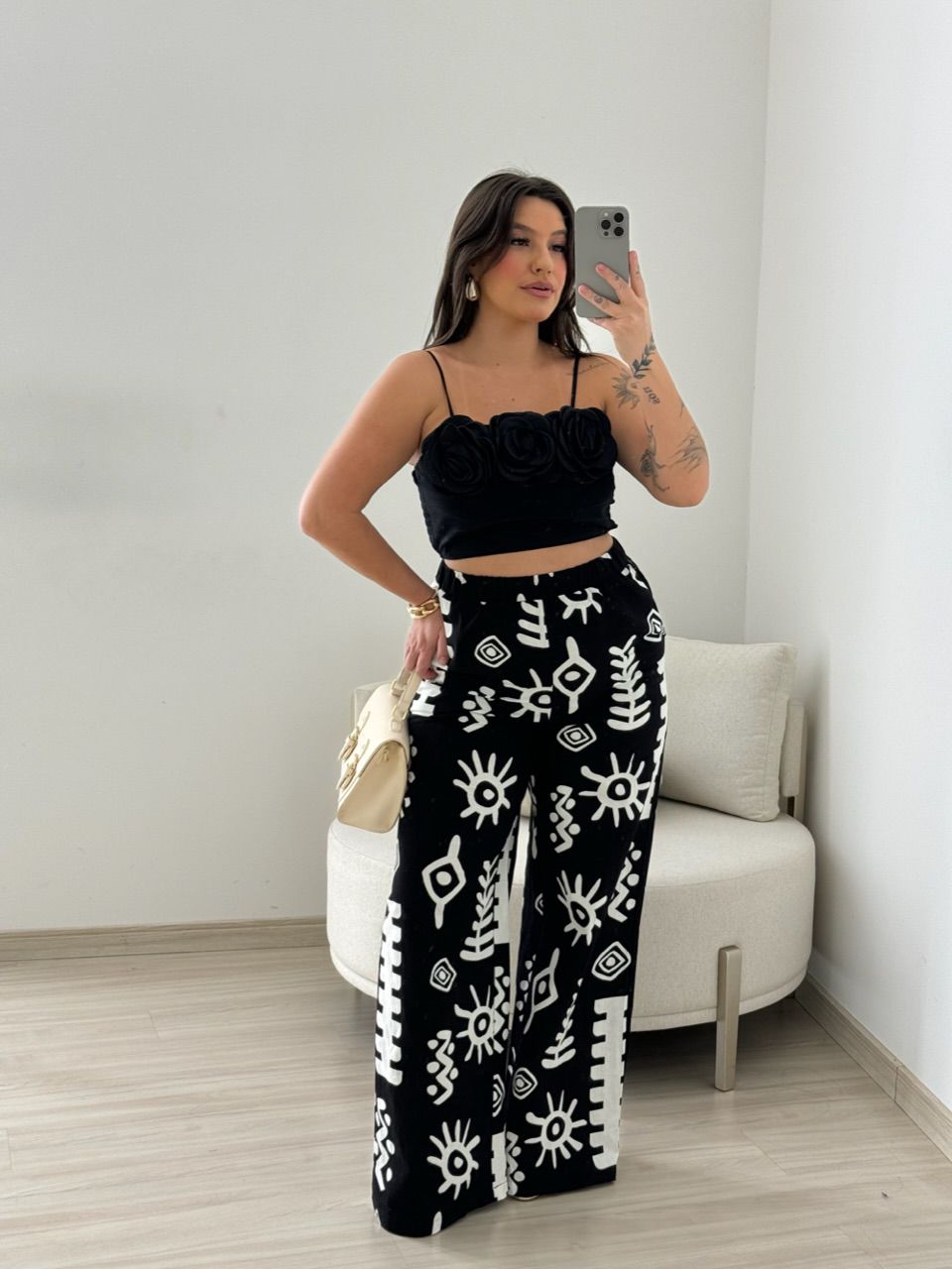 CROPPED MEL FLORES PRETO