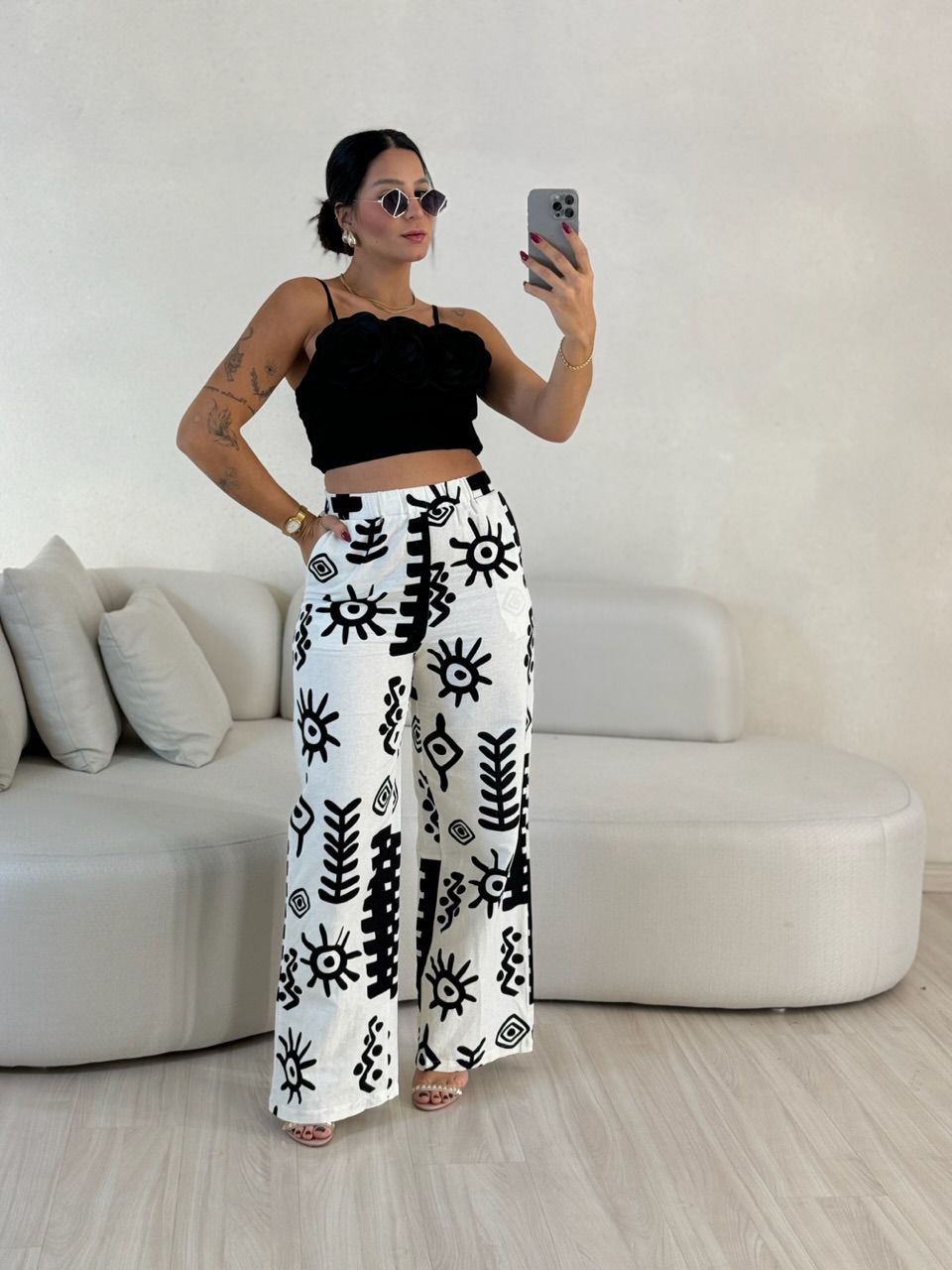 CROPPED MEL FLORES PRETO