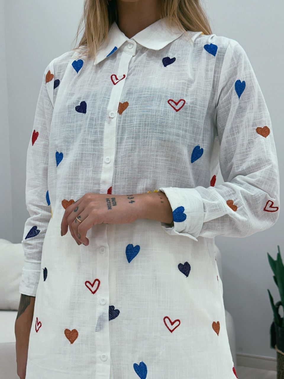 CAMISA CAMILA CORAÇÕES OFF