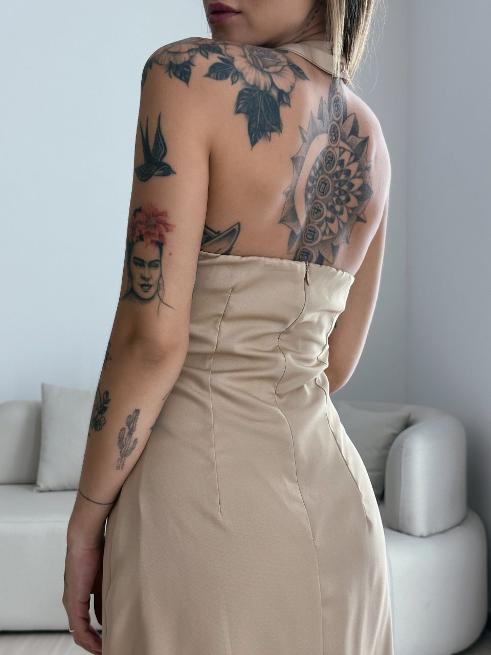 VESTIDO FRENTE ÚNICA CURTO NUDE