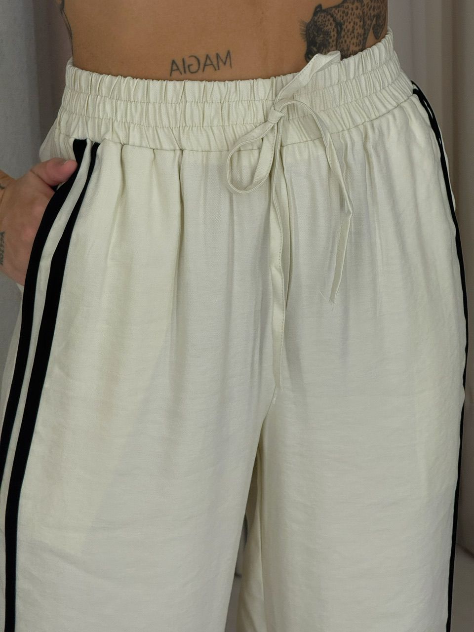 CALÇA ANA LAURA LISTRAS Areia