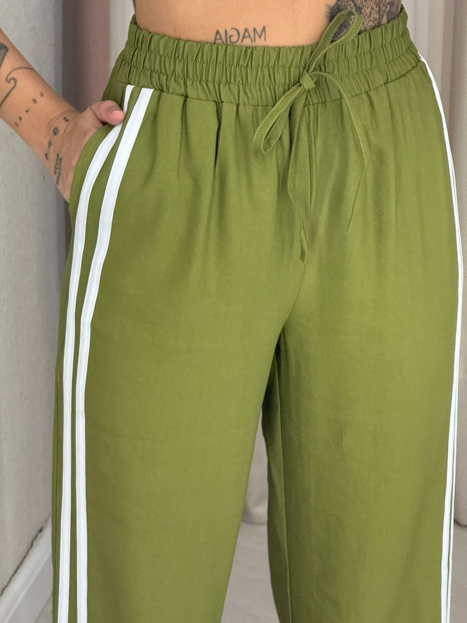 CALÇA ANA LAURA LISTRAS Verde Oliva