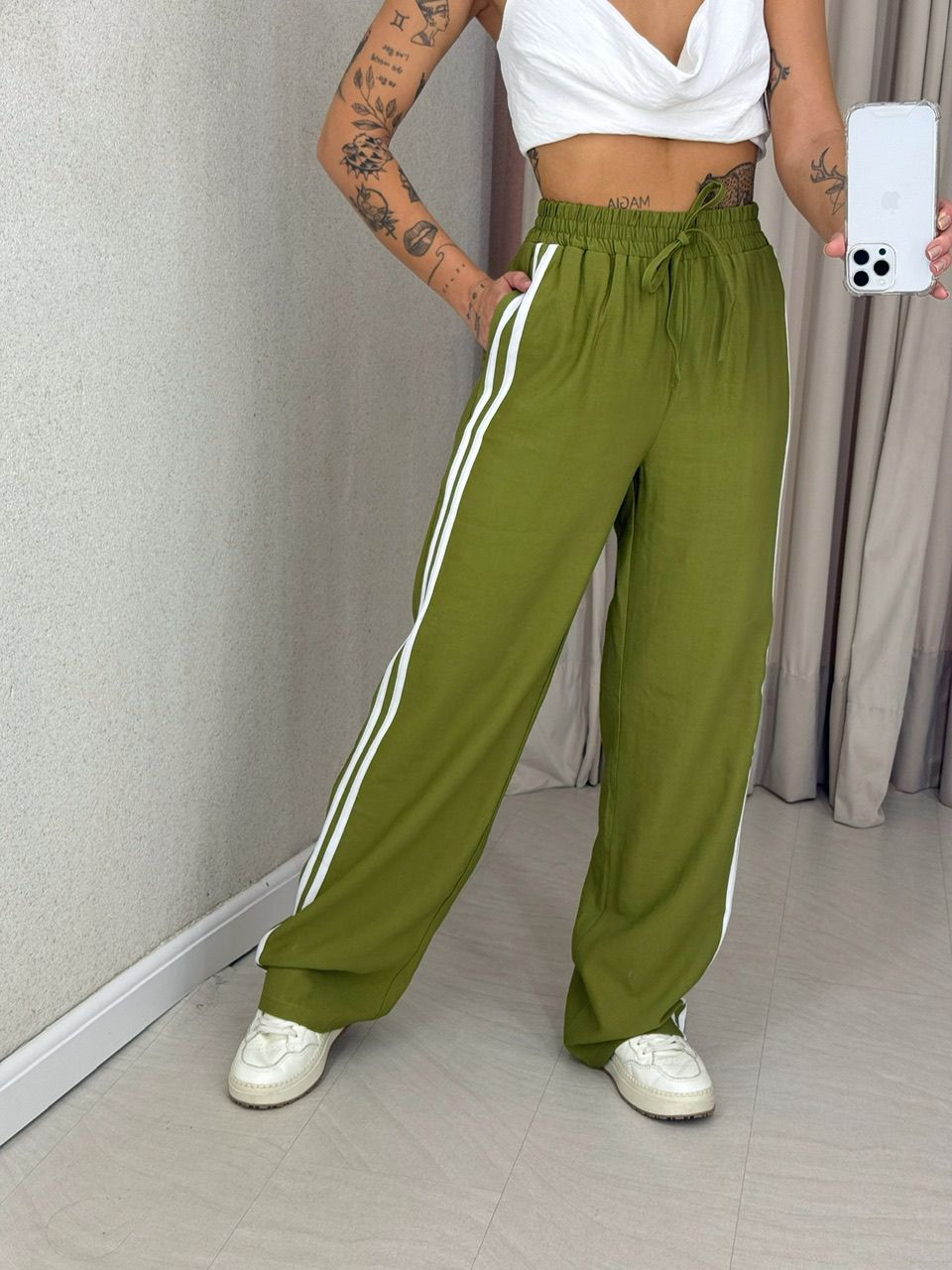 CALÇA ANA LAURA LISTRAS VERDE OLIVA - 0061900008 - CAROLLA FERRARO