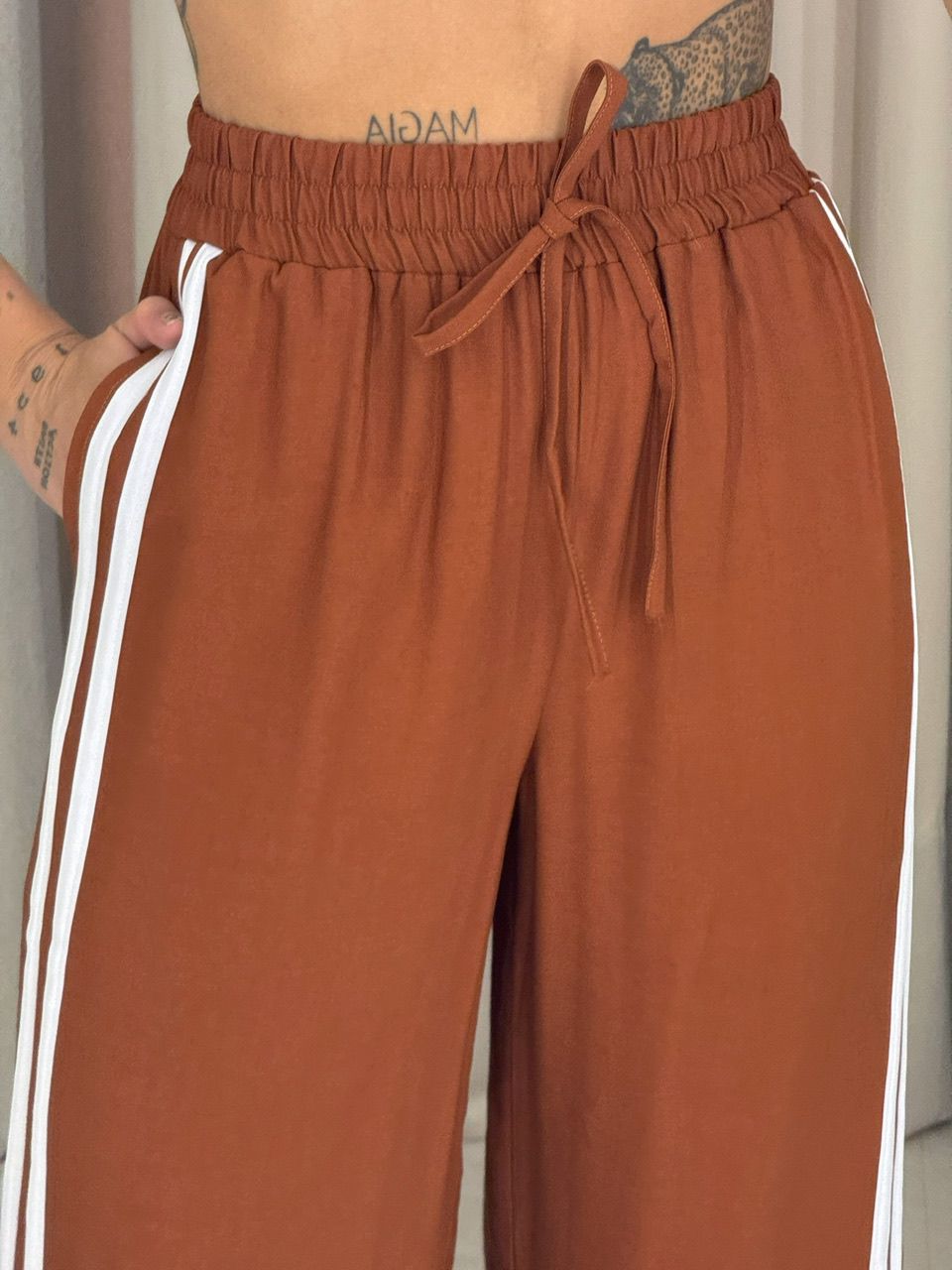 CALÇA ANA LAURA LISTRAS TERRA COTA 
