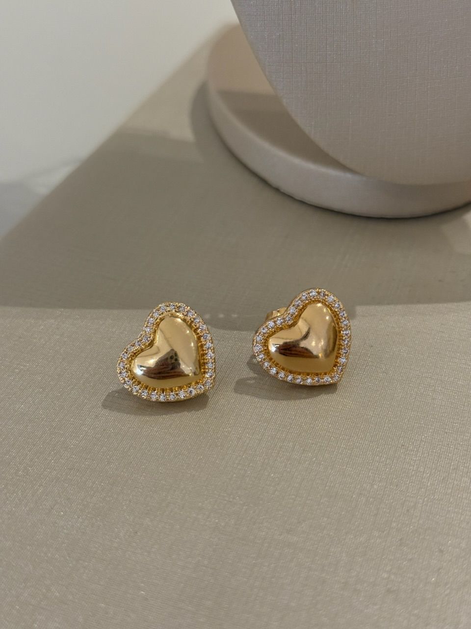COLAR CORAÇÃO BRINCO BRILHO DOURADO
