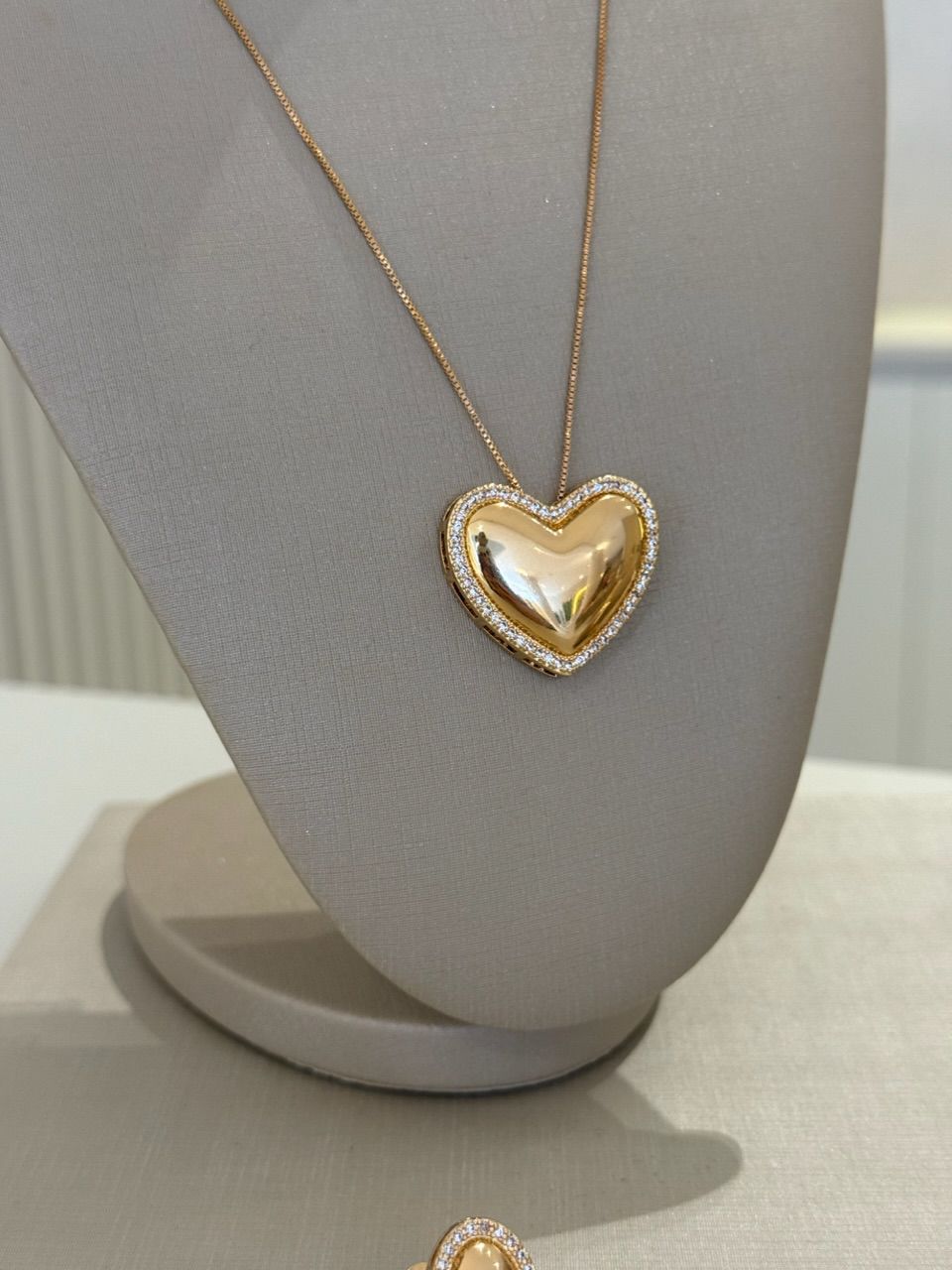 COLAR CORAÇÃO BRINCO BRILHO DOURADO