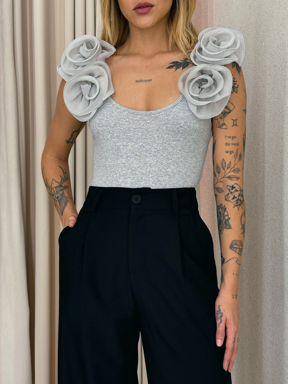 BODY DÁLIA FLOR Cinza