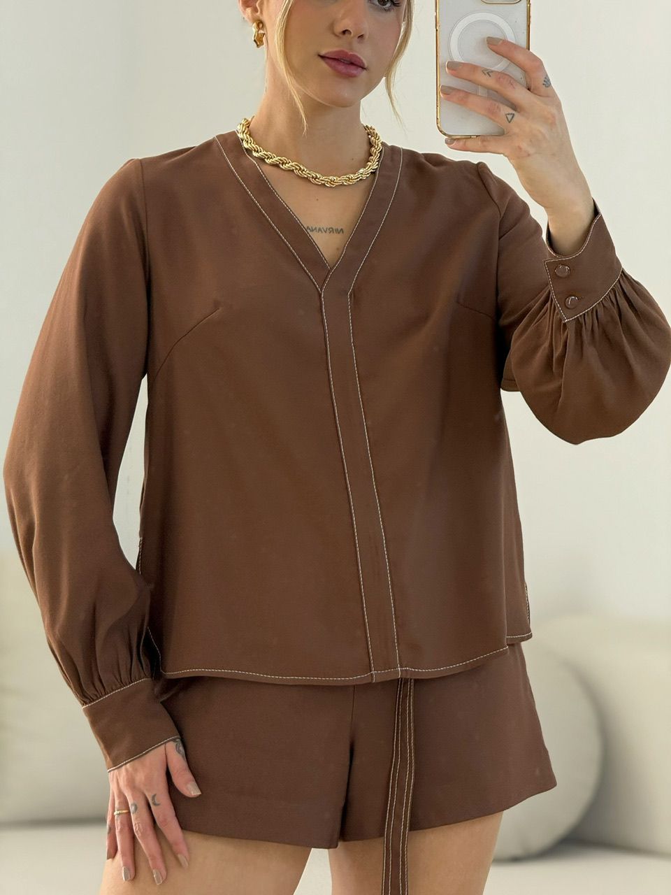 BLUSA NINA PESPONTO DECOTE MARROM