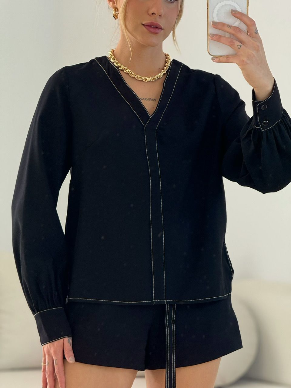 BLUSA NINA PESPONTO DECOTE PRETA